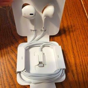 New apple earbuds